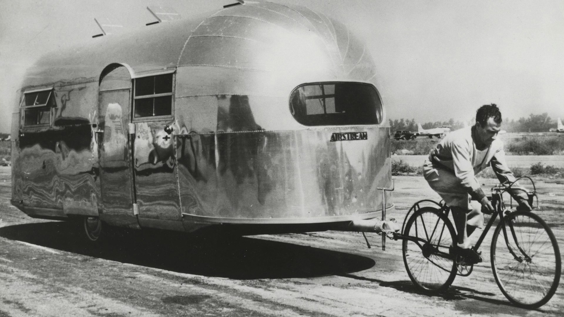 Wally-Byam-Airstream-history-1947-pulled-by-French-cyclist-Alfred-Letourneur