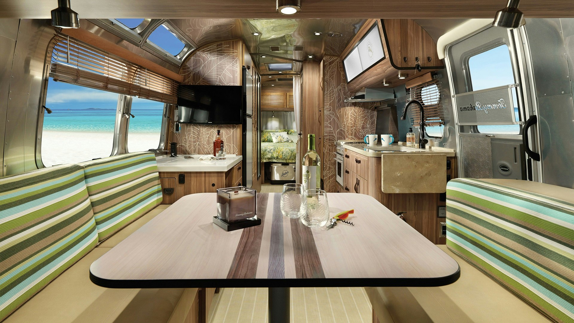 Проект трейлера. Airstream Travel Trailer. 2019 Airstream Tommy Bahama. Airstream 27. Домик на колесах Томми.