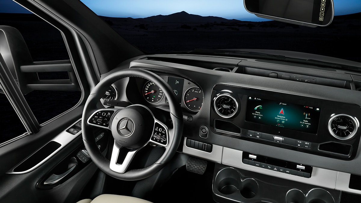 Airstream-Atlas-Mercedes-Benz-Front-Dash