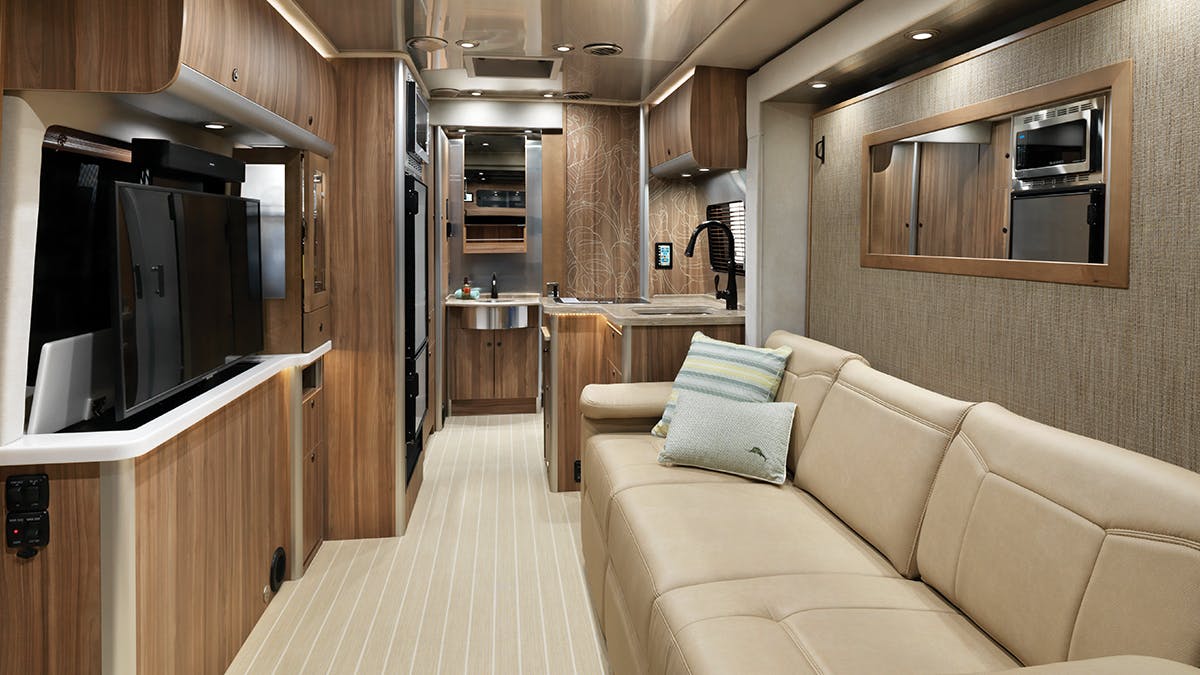 Airstream-Atlas-Tommy-Bahama-TV-Up