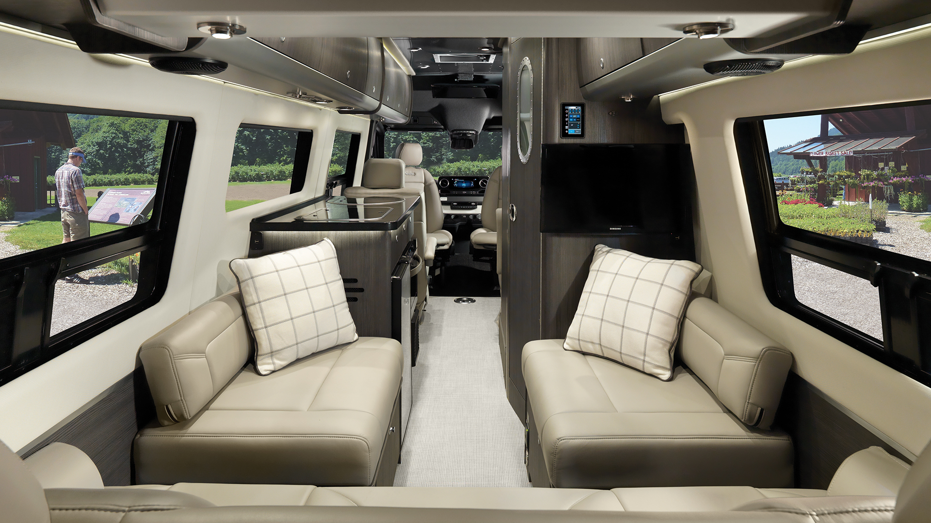 Interstate Lounge EXT | Mercedes-Benz 