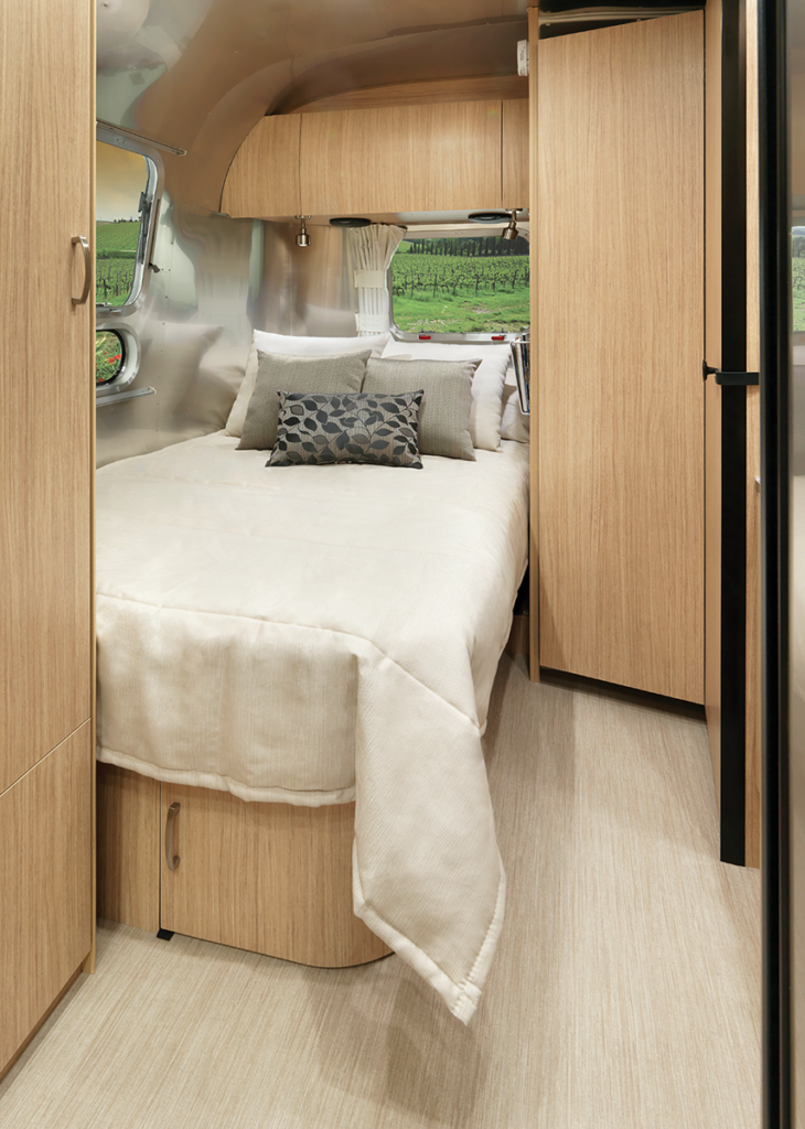 Flying Cloud 23CB Studio Bedroom Wild Honey