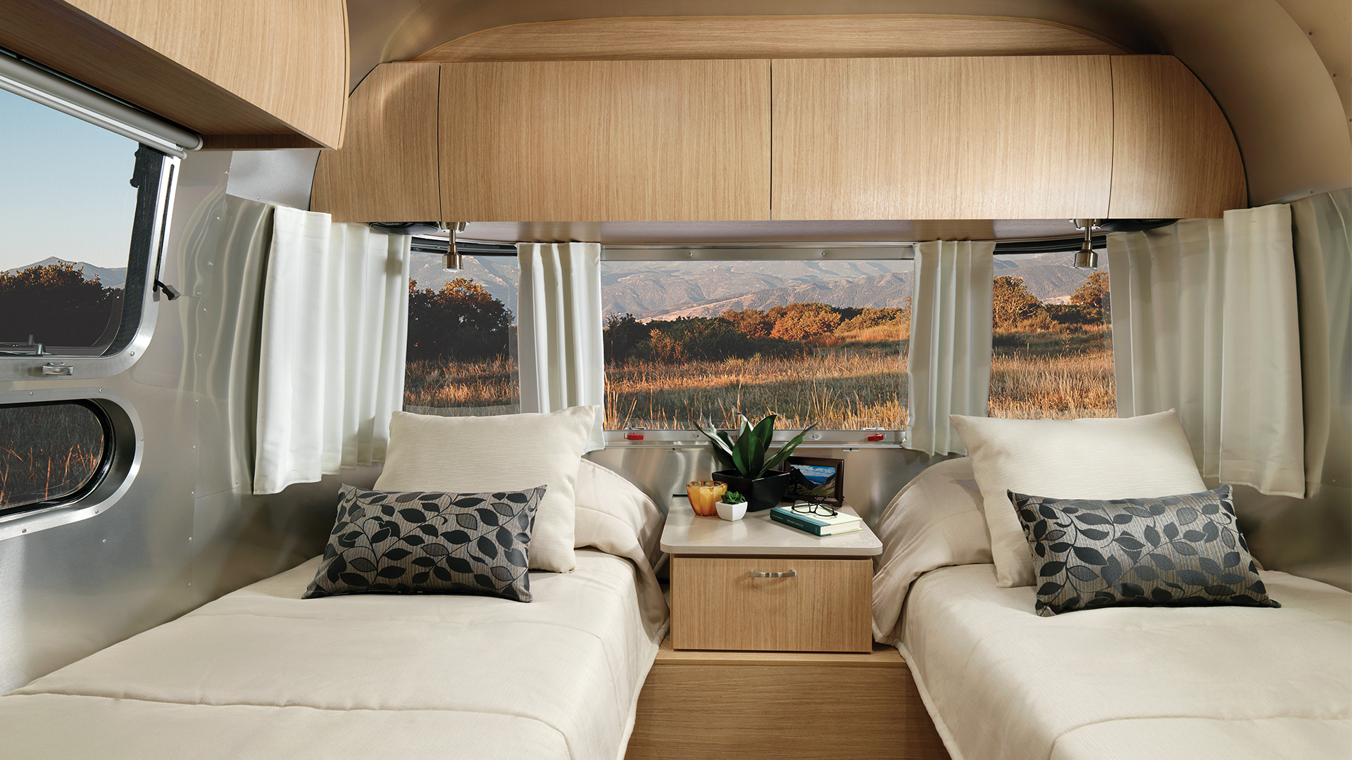 Flying Cloud 25RB Twin Floor Plan | Travel Trailers | Airstream