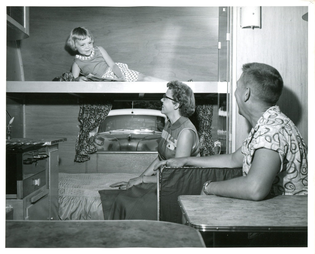 1954-004-Holiday Interior