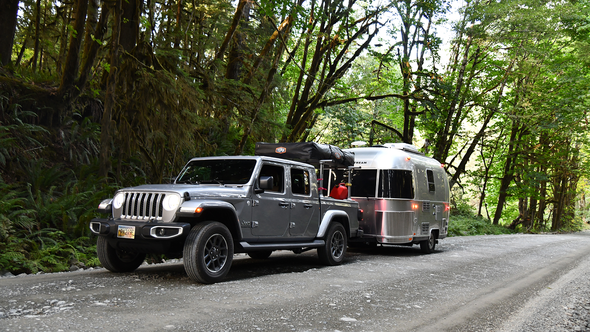 Airstream-Single-Axle-Travel-Trailer-with-Jeep