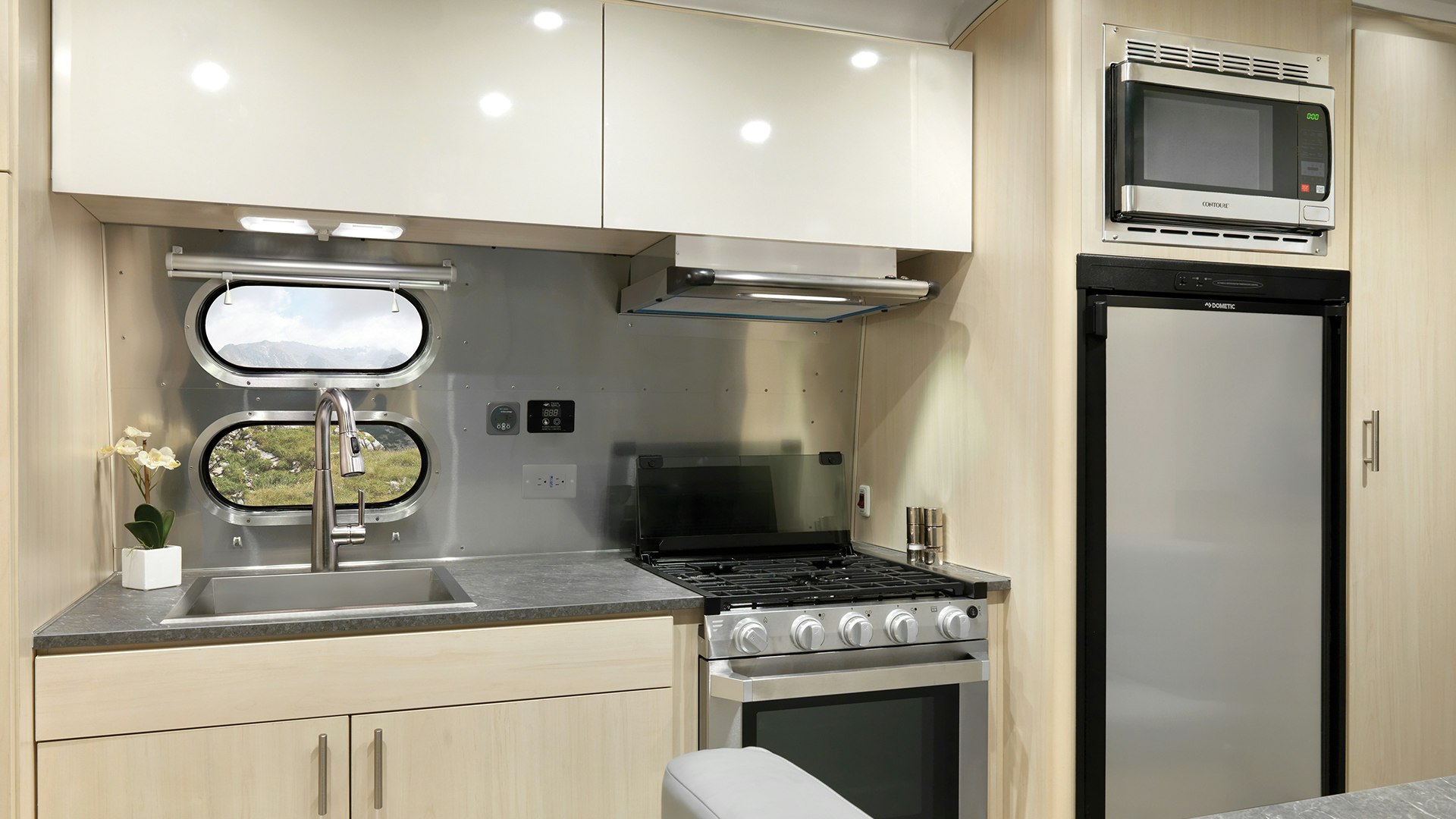 2021-Airstream-Flying-Cloud-Sunlit-Maple-Appliances