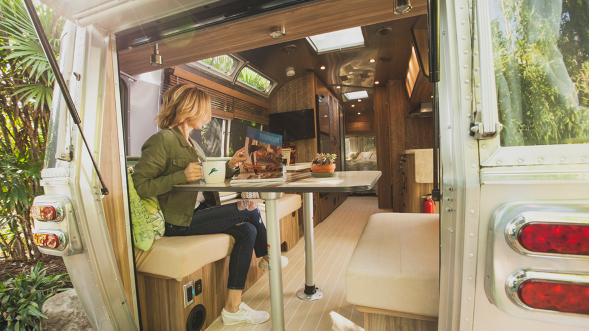 Rear-Hatch-Feature-Lifestyle-Airstream