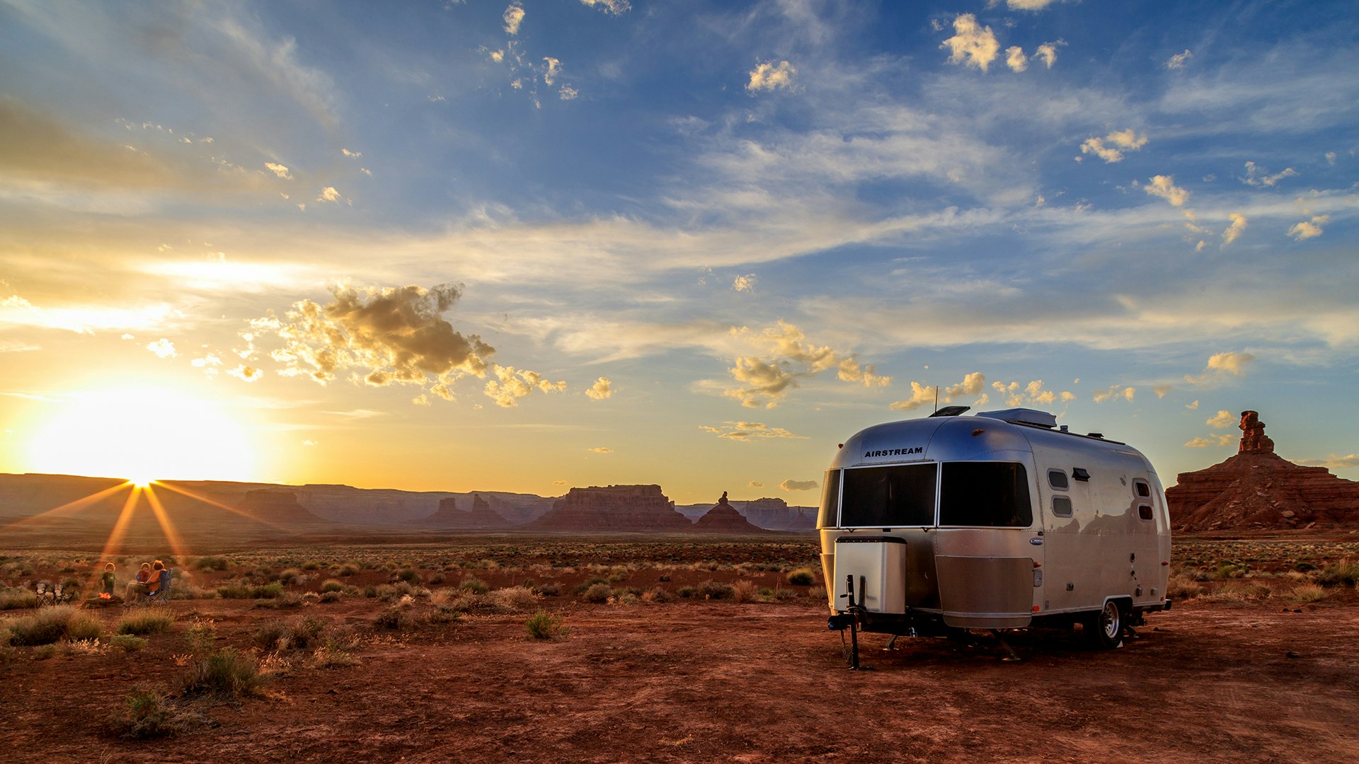 Airstream-Boondocking-in-the-Desert-and-Sunset