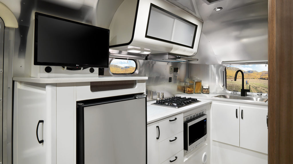 Airstream-Caravel-20FB-2021-Interior-Kitchen-Galley