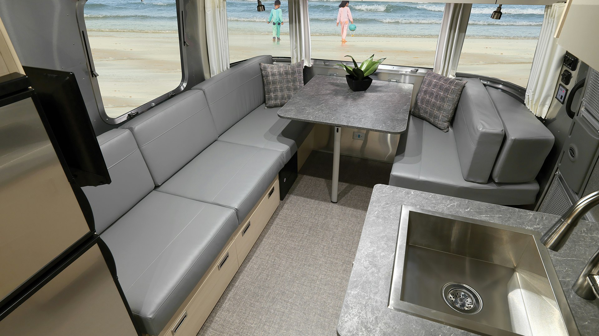 Airstream-Flying-Cloud-2021-25-Dinette
