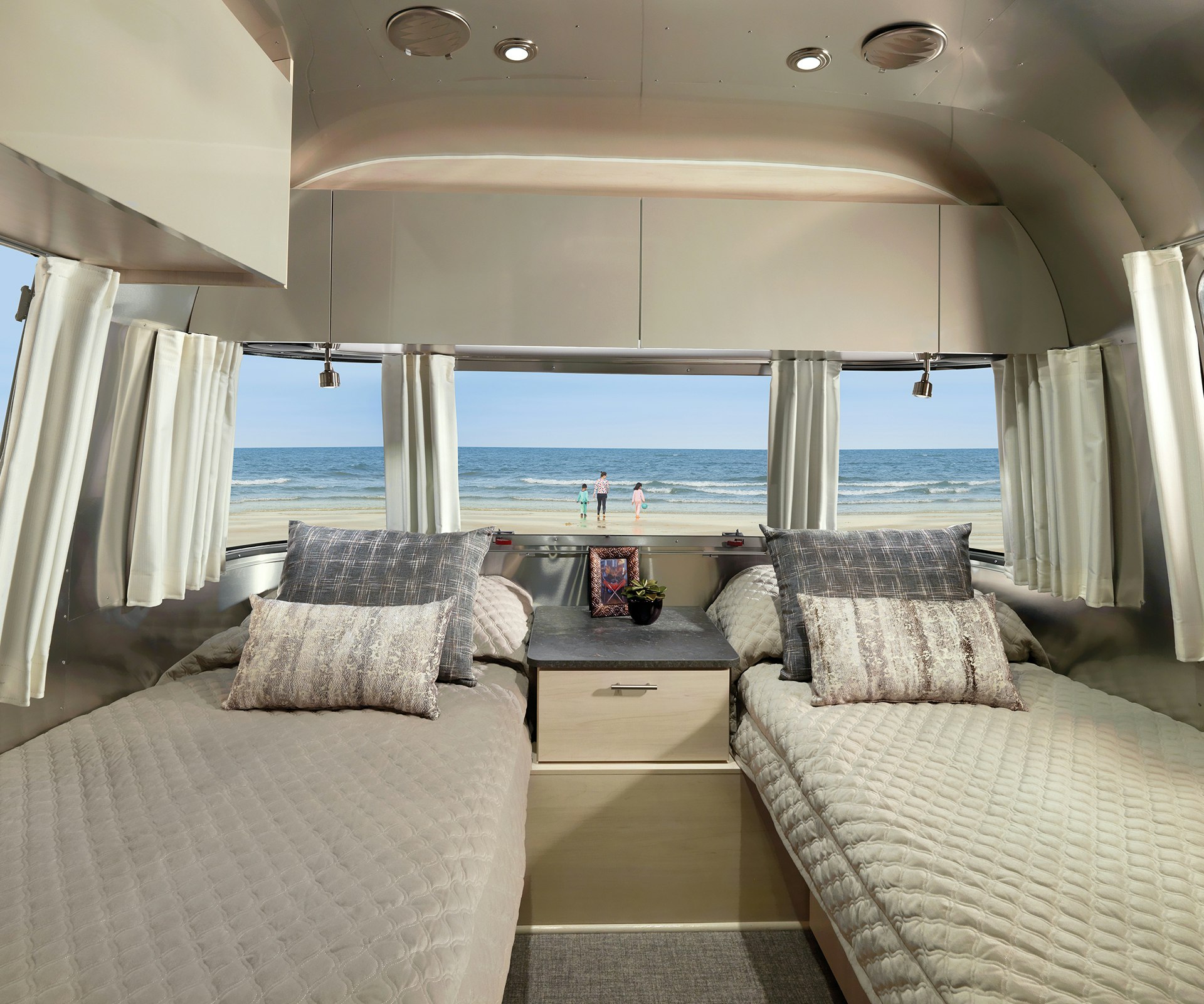 Flying Cloud 25FB Twin Floor Plan | Travel Trailers | Airstream