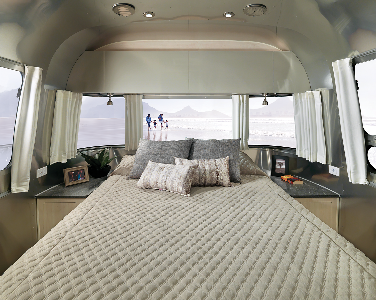 2021 Flying Cloud 27 Interior Bed Sunlit Maple Seattle Mist 86471 WEB