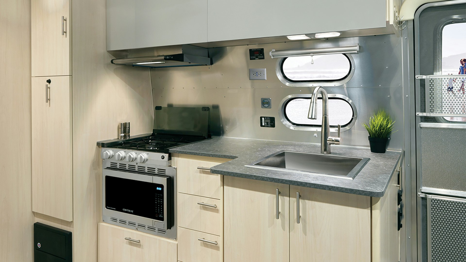 Airstream-Flying-Cloud-Modern-Appliances-Feature-2