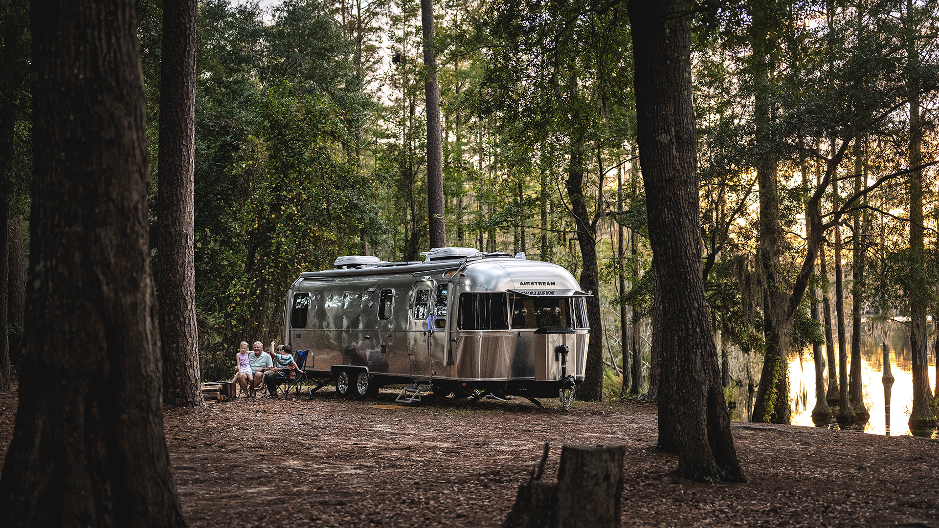 Airstream-Classic-2020-Travel-Trailer-lIfestyle