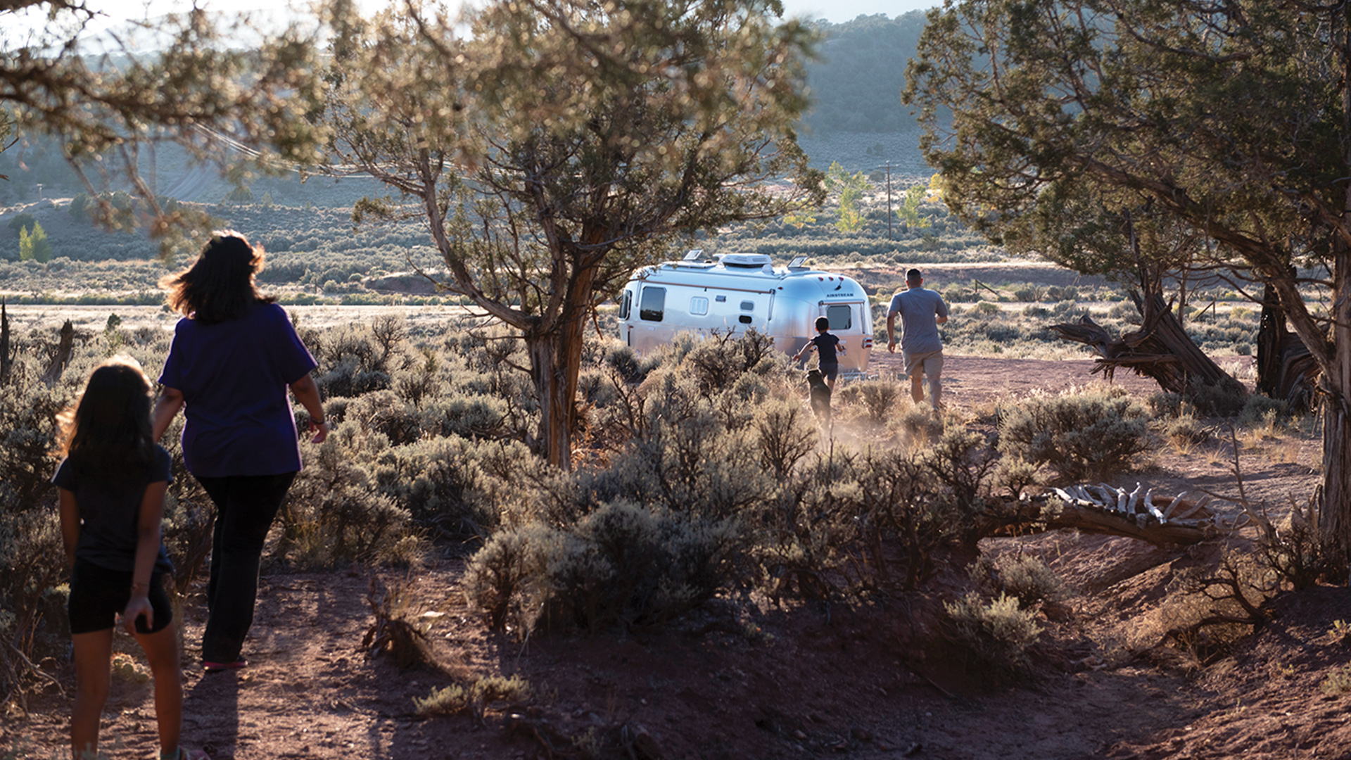 airstream-family-flying-cloud-1