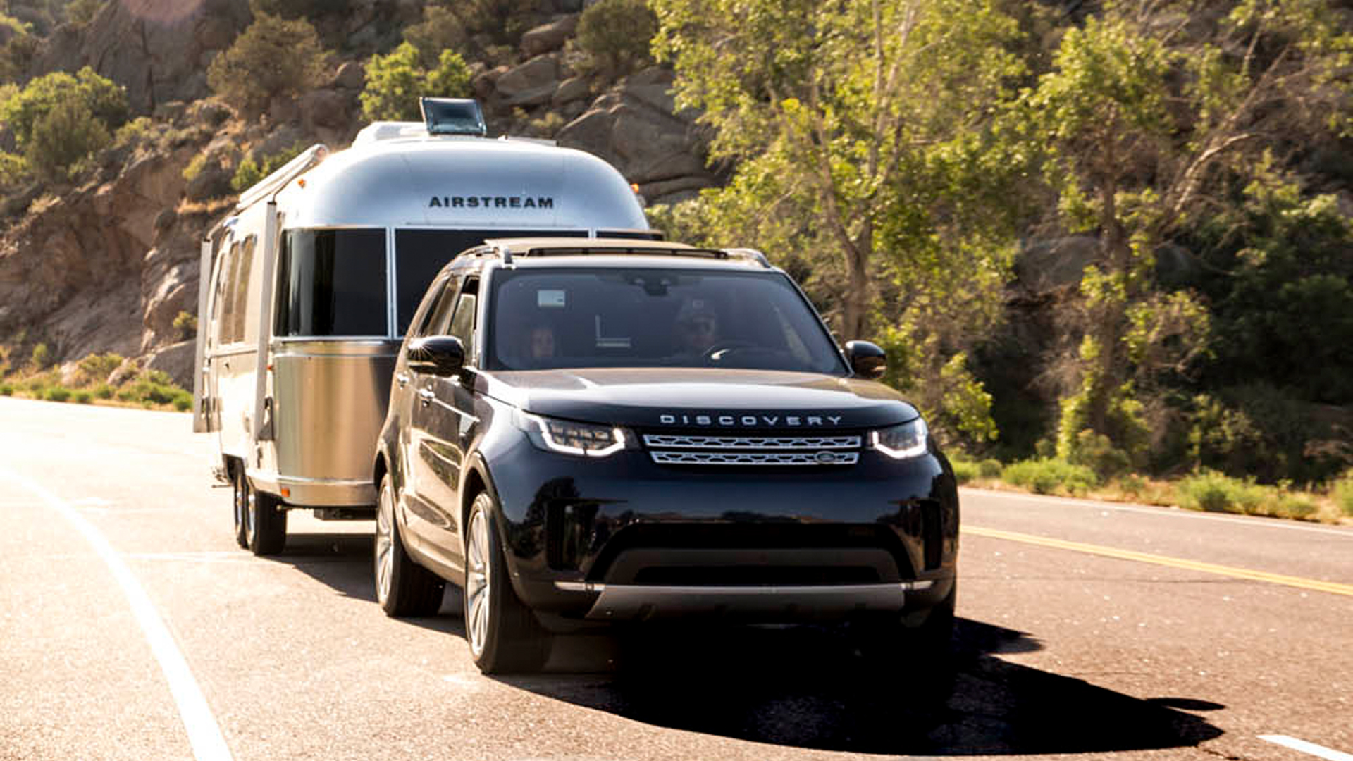 SUV-pulling-an-Airstream