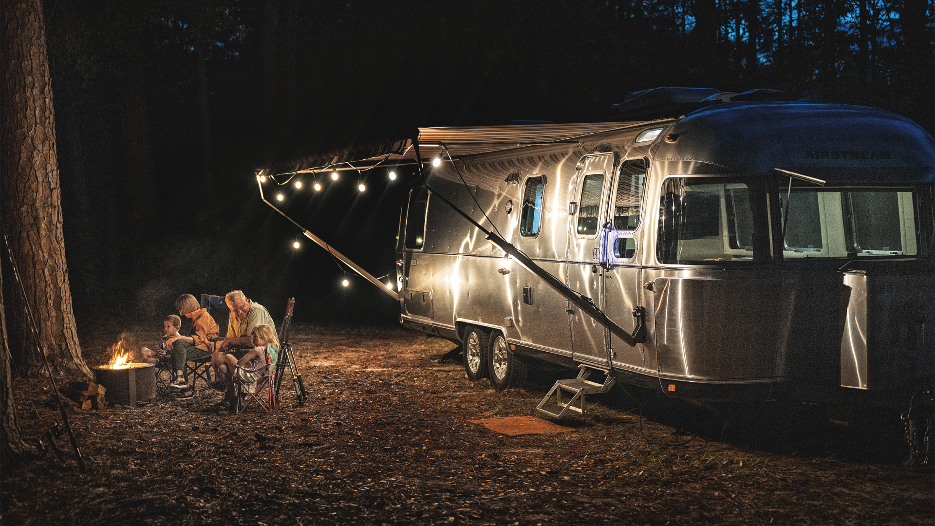 2021-Classic-Lifestyle-Airstream-at-Night