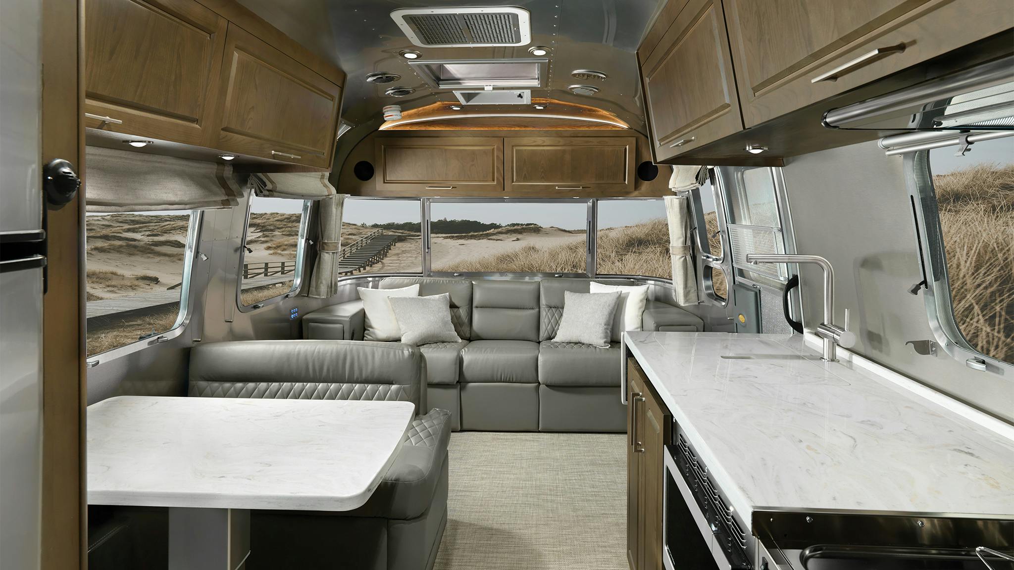 Airstream-Classic-30RB-MY22-Estate-Brown-Feature-1