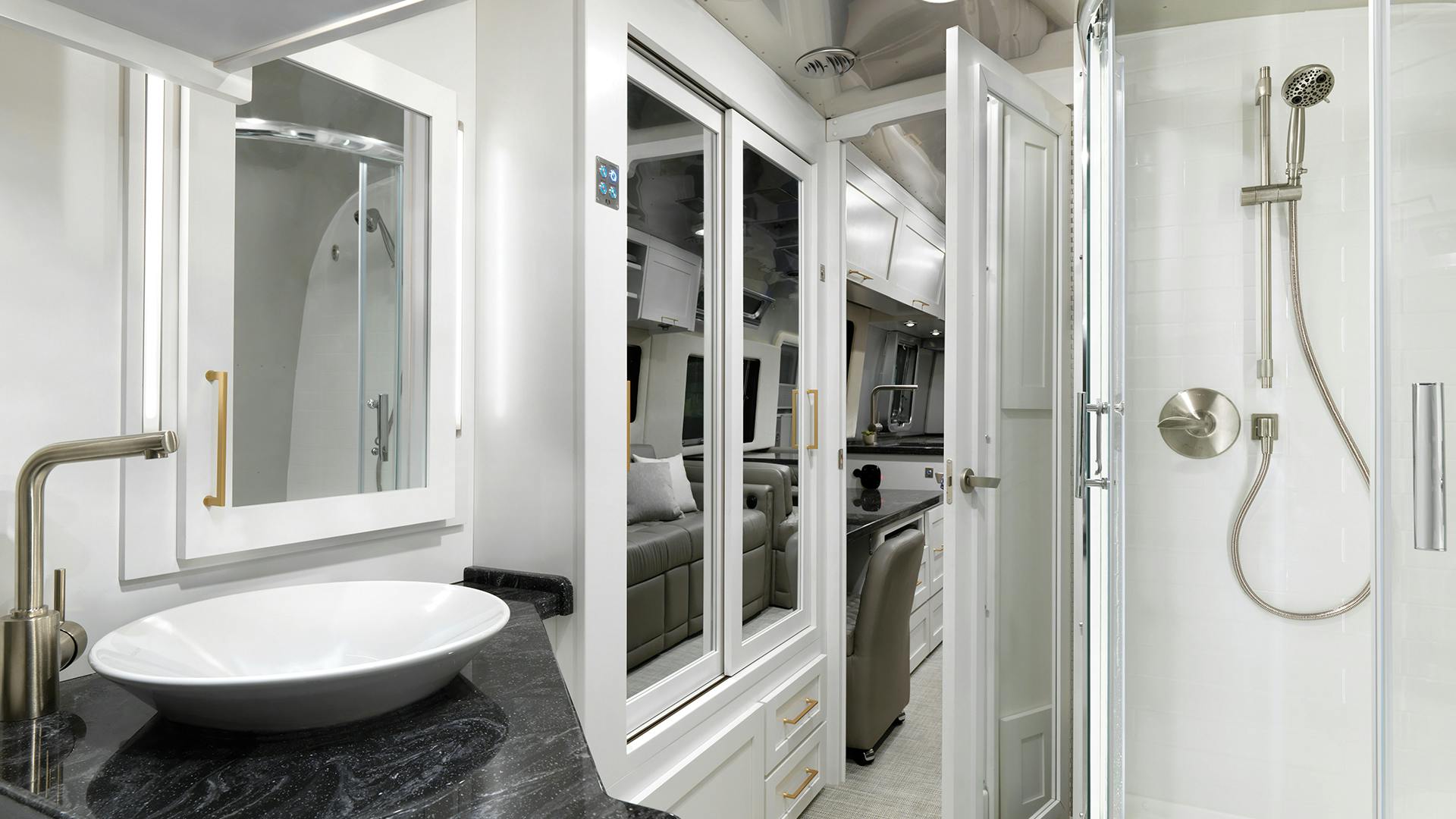 Airstream-Classic-Bathroom-33FB-Front