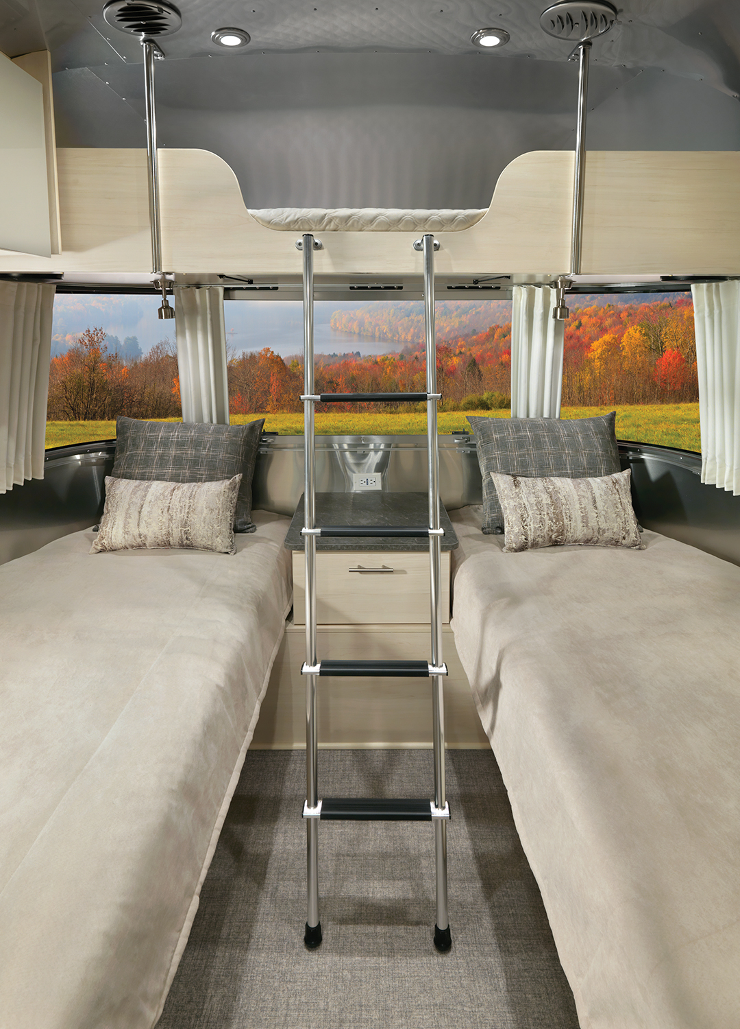 Airstream-Flying-Cloud-Front-Bunk-with-Twin-Bedroom