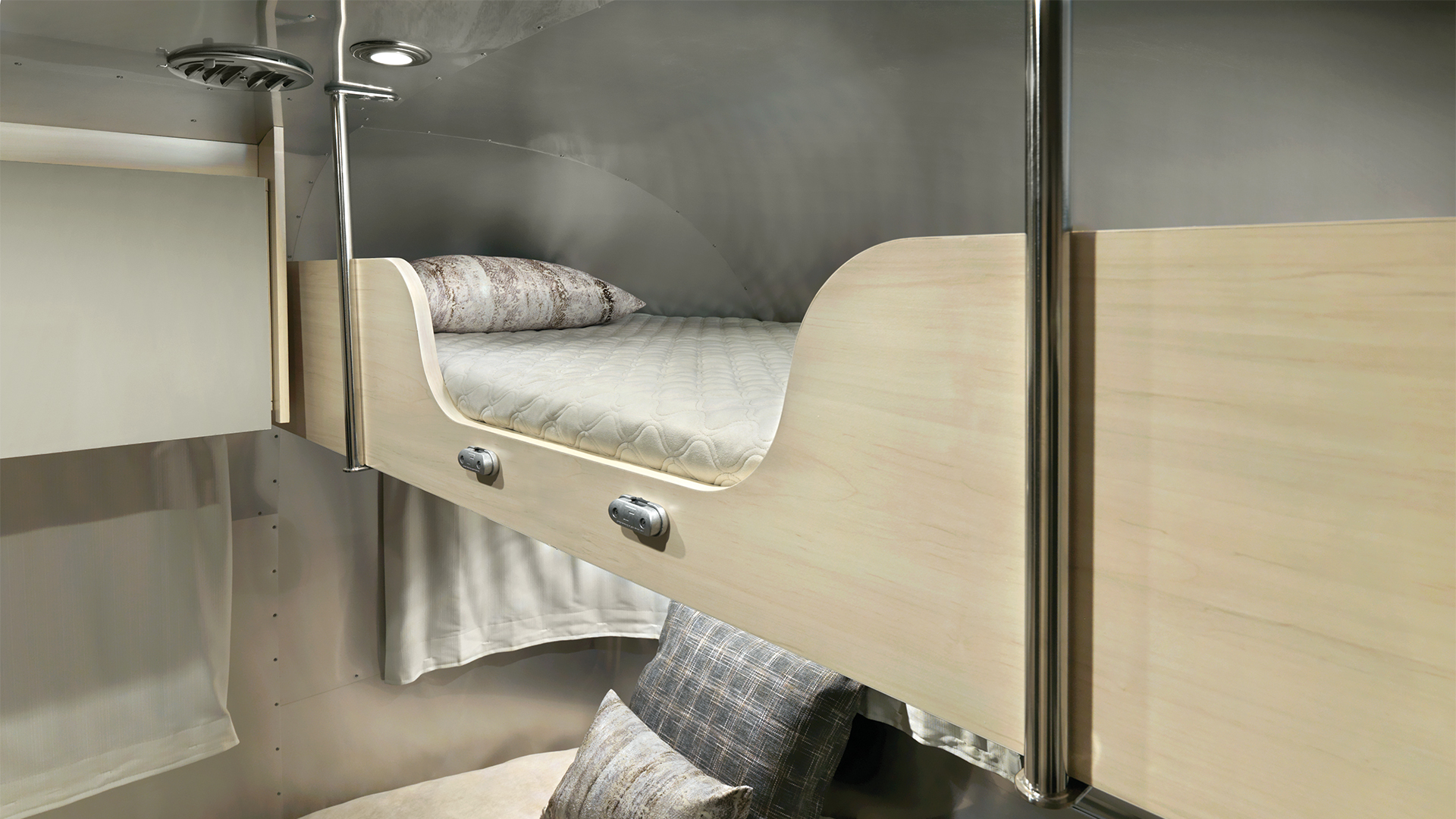 Airstream-Flying-Cloud-Front-Bunk-Optional-Feature