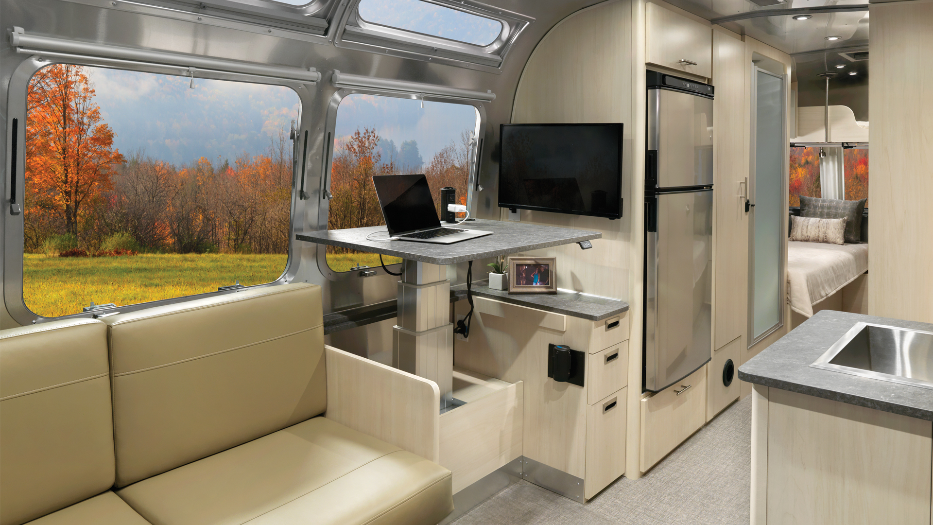 Airstream-Flying-Cloud-Desk-Option