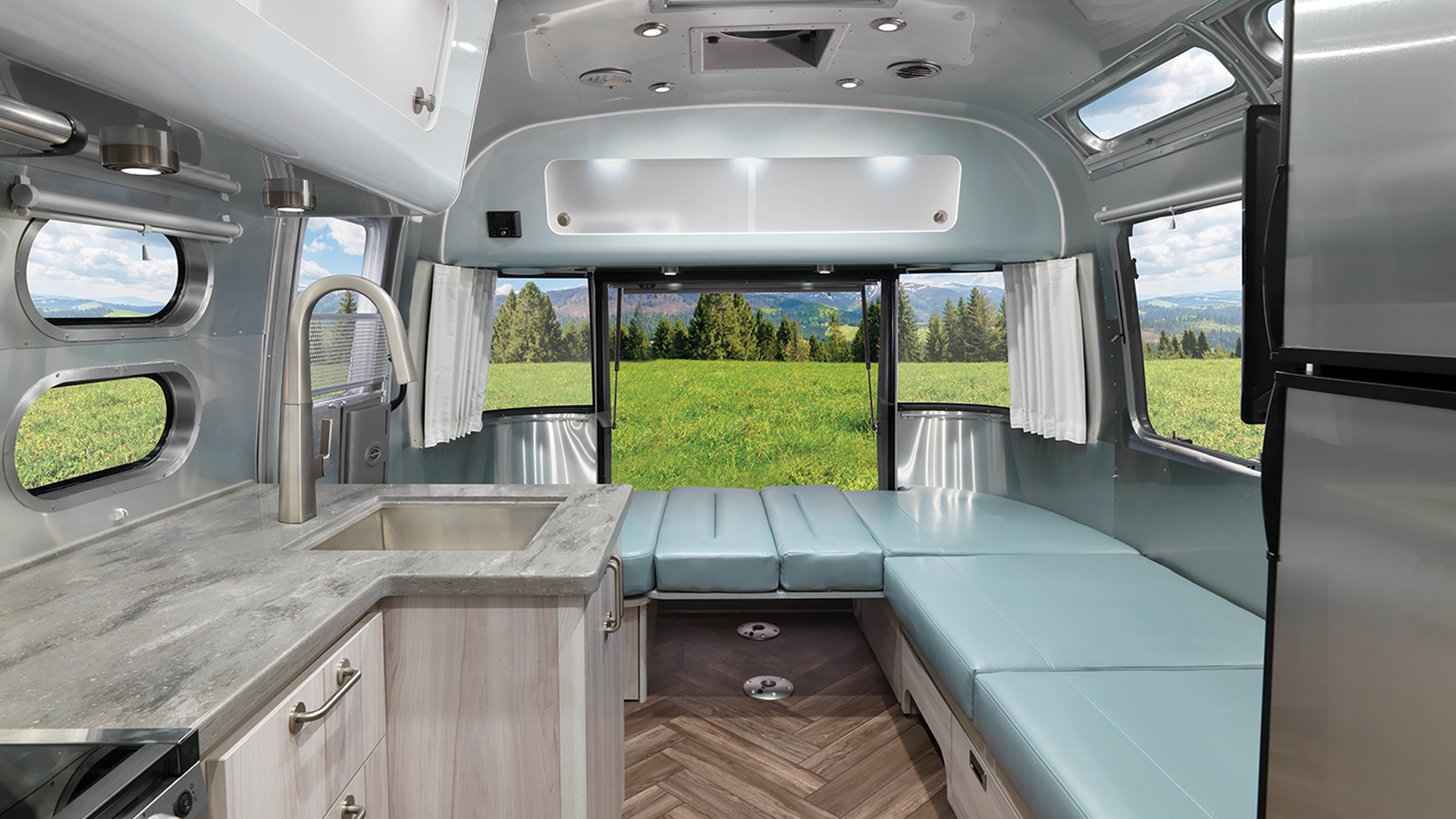 Airstream-International-Hatch-Open