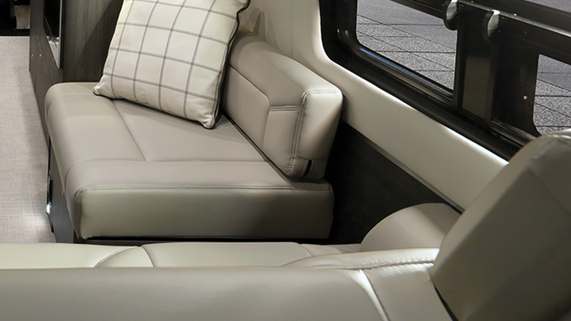 Interstate-24GT-Leather-Seating