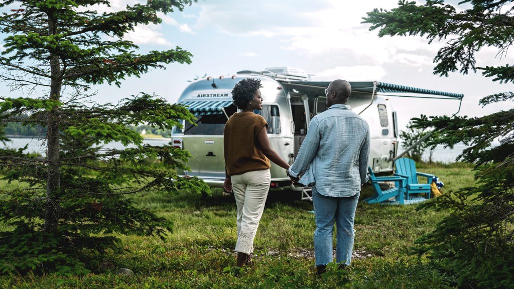 Airstream-International-couple