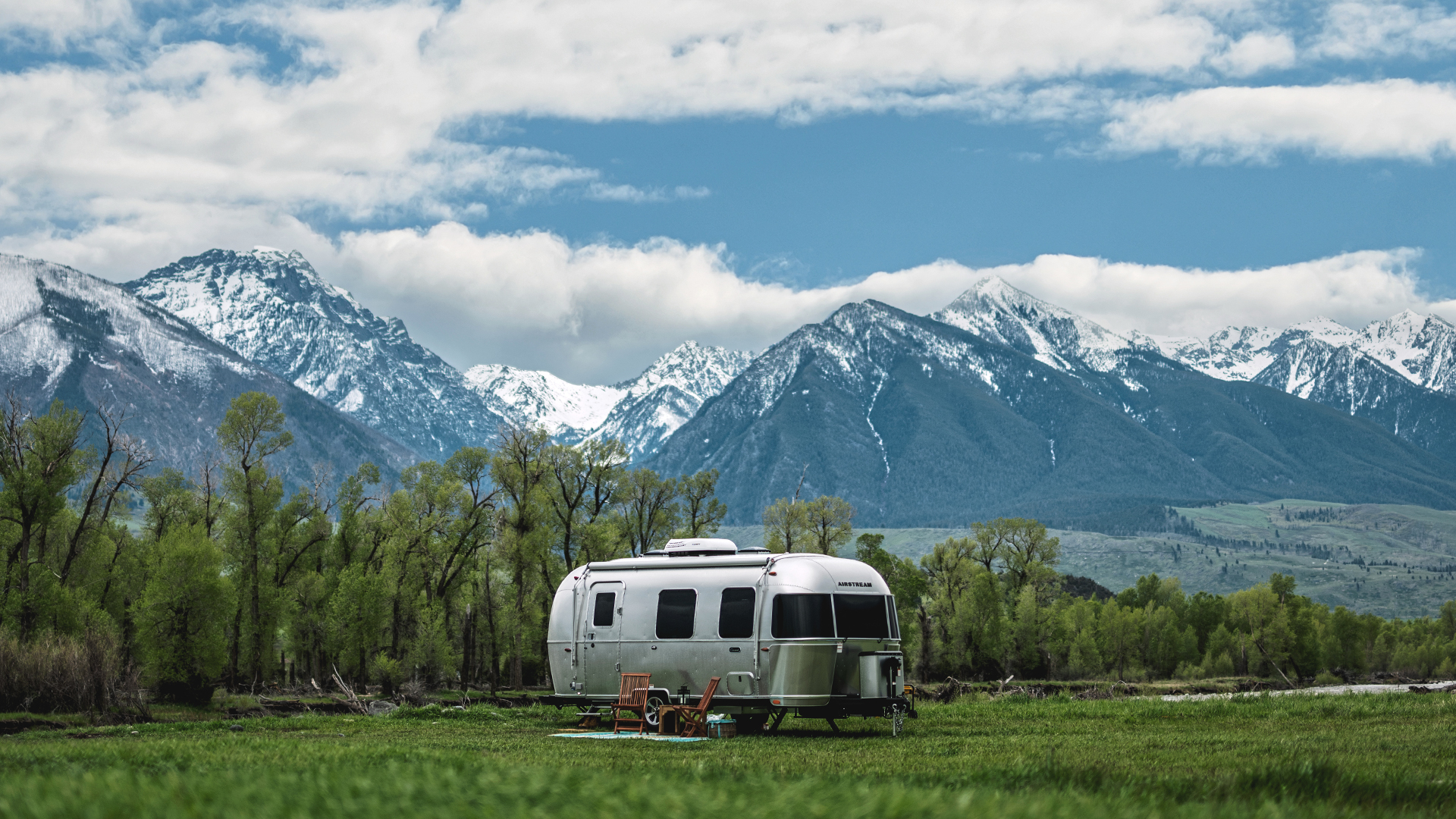 Airstream-Caravel-Lifestyle-Mountains-Landscape