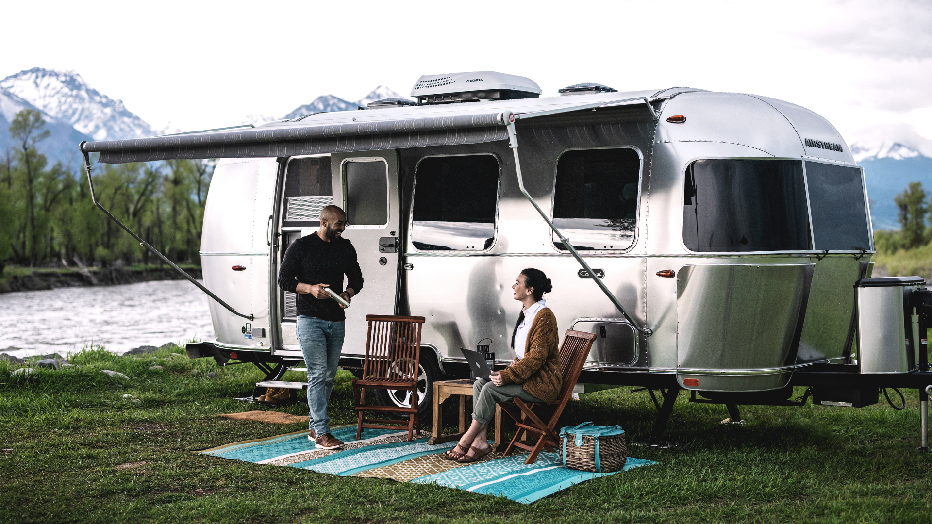 Airstream-Caravel-Lifestyle-River-Couple