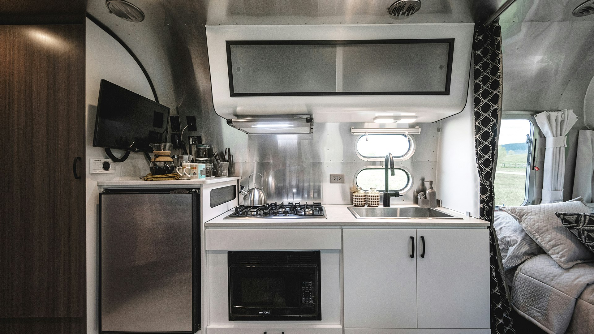 Airstream-Caravel-Travel-Trailer-22FB-kitchen