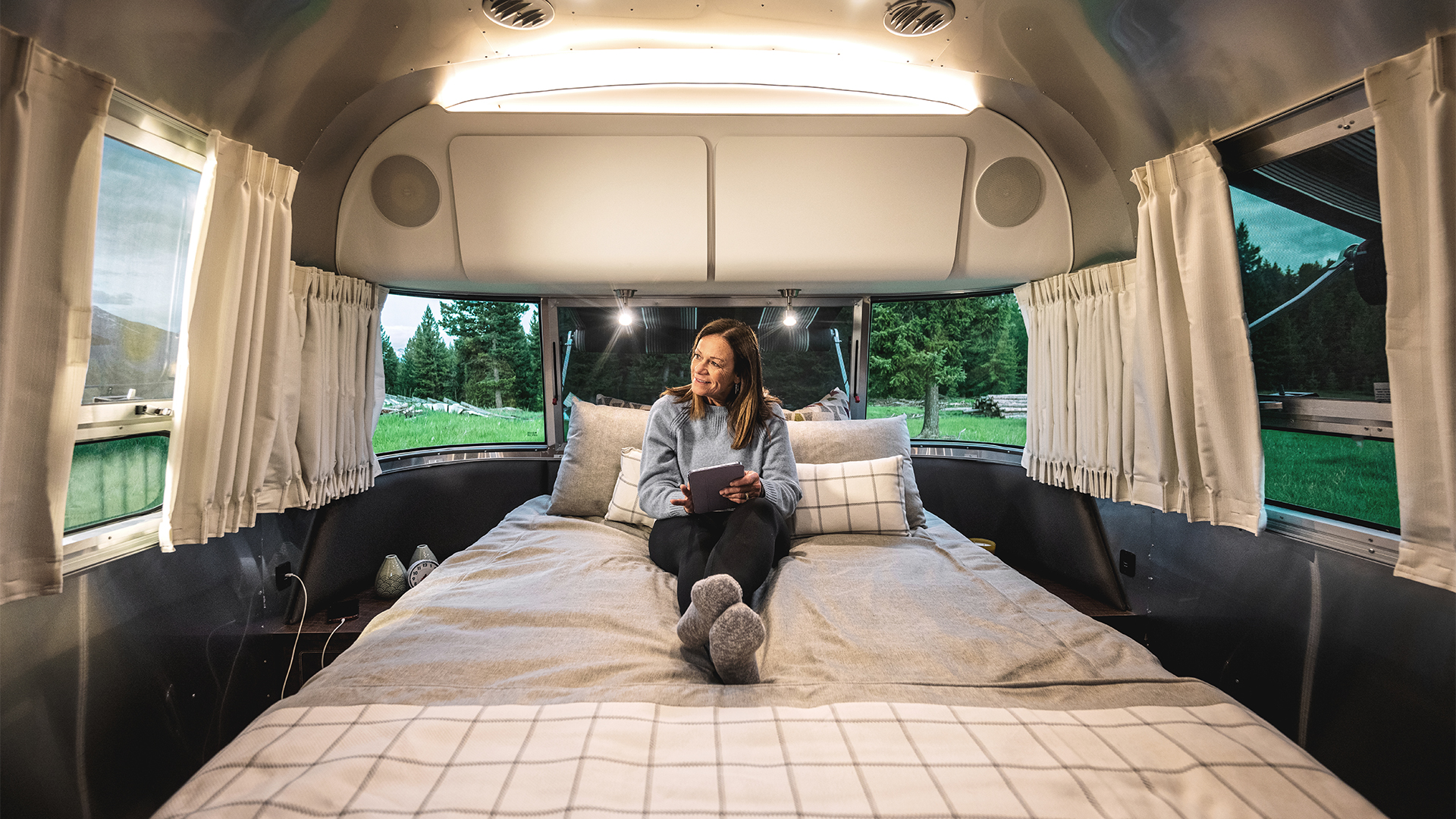 Airstream-Globetrotter-Travel-Trailer-Interior-Master-Bed