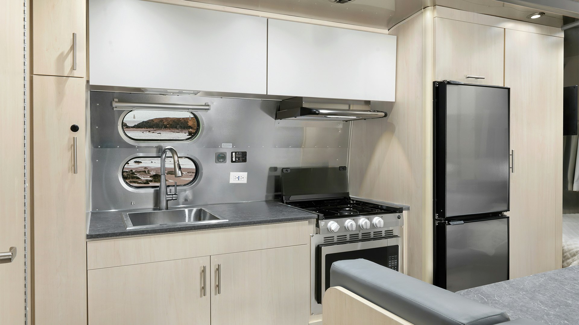Airstream-Flying-Cloud-23FB-Kitchen