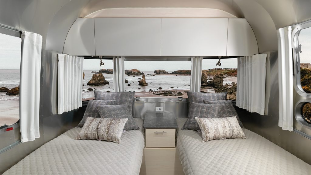 Airstream-Flying-Cloud-23FB-Twin-Interior