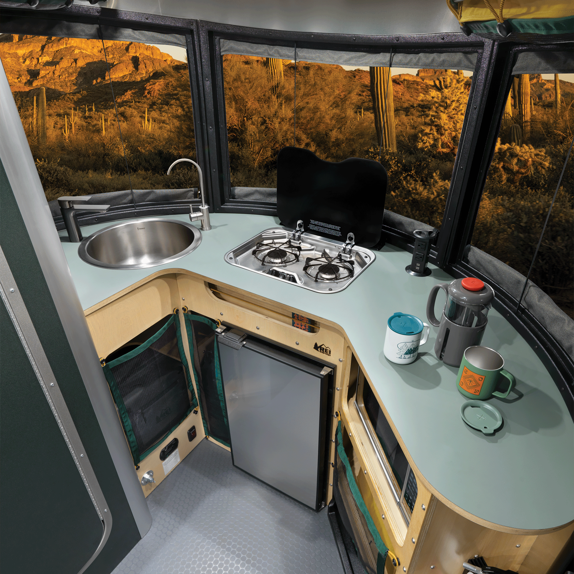 Airstream REI Co-op特别版旅行拖车的厨房，野营时可以看到亚利桑那州的沙漠。