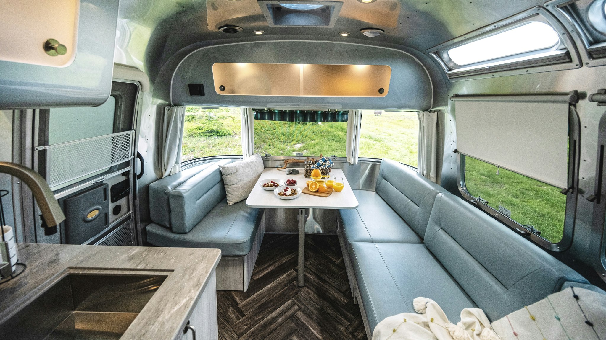 早餐放在Airstream国际旅行拖车的桌子上