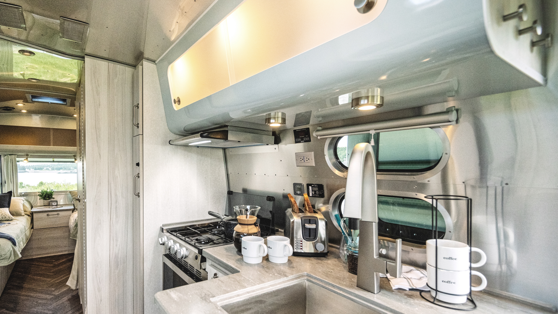 厨房的早餐食品和用品坐在空气国际旅行拖车的柜台上。