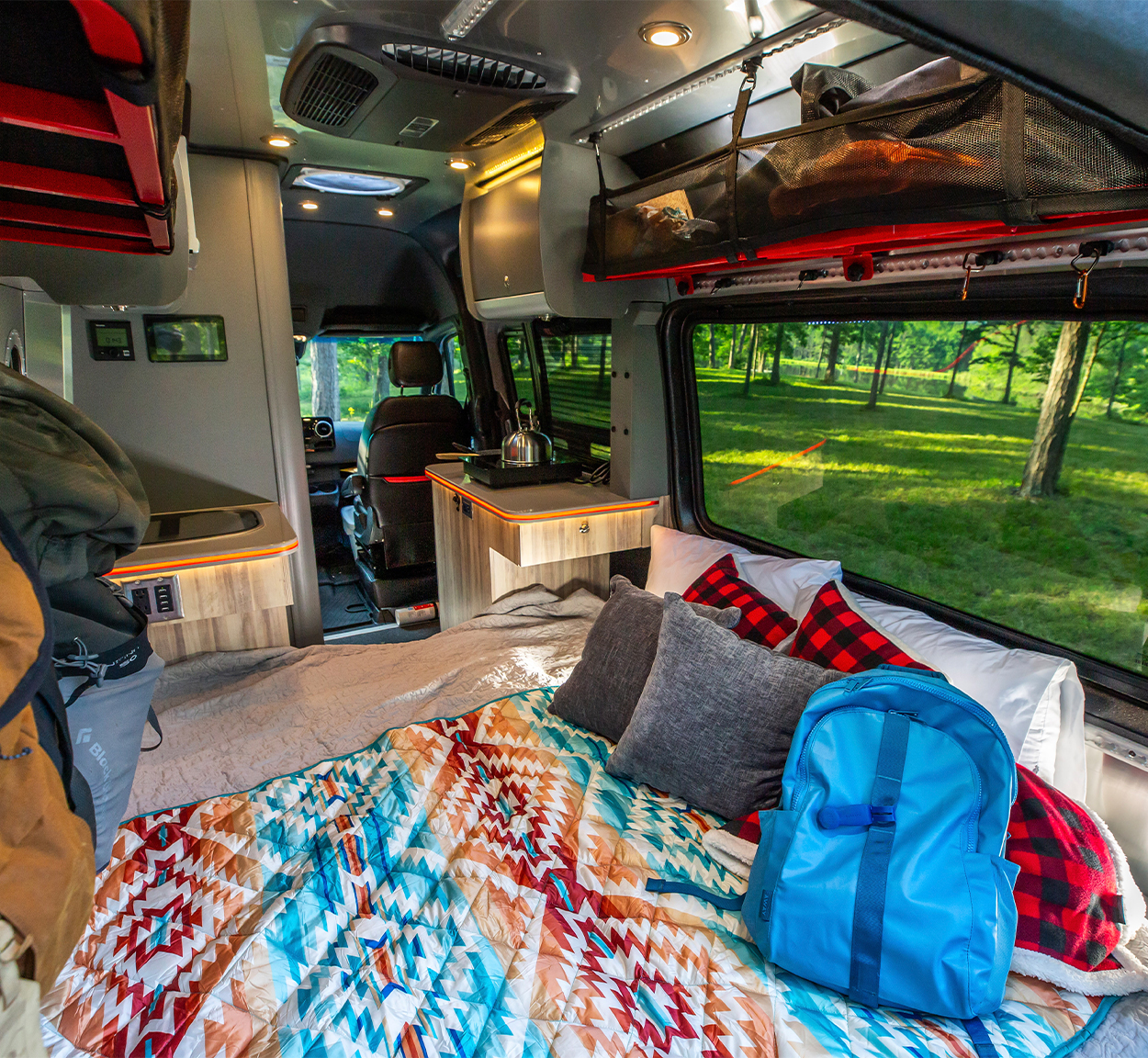 Features | Interstate 19X | Touring Coaches | Airstream Adventure Van ...