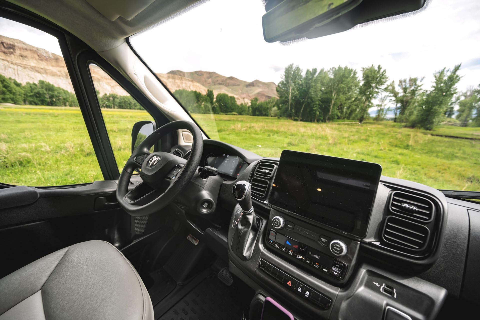 2024 Airstream Rangeline Touring Coach 25