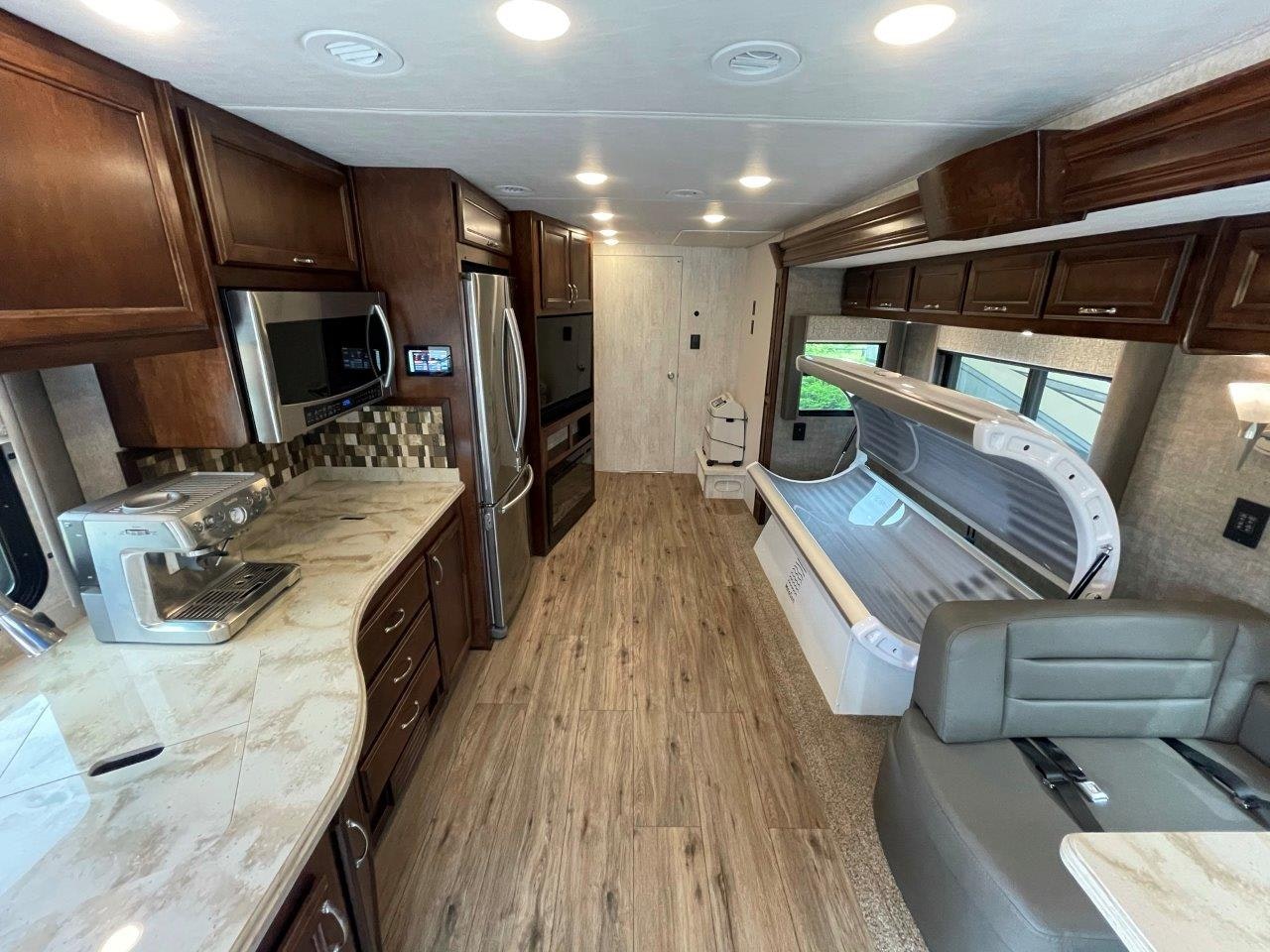 4Luxury-RV-Conversion_Mobile-Light-Therapy_Custom-Conversion_Pro-Golf