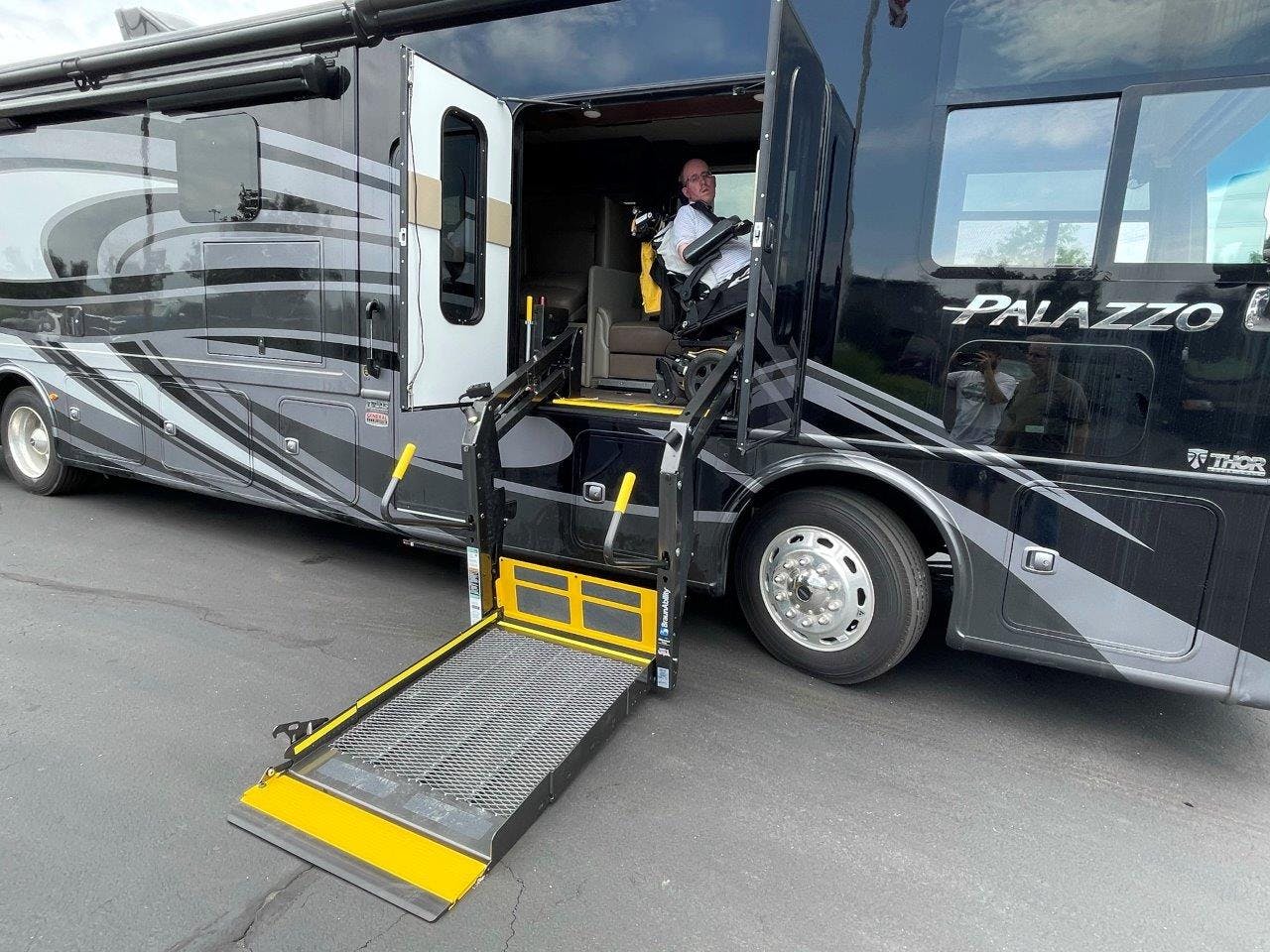 Custom_Side-Wheelchair-Lift_Thor_Coach_CMI_Special-Needs