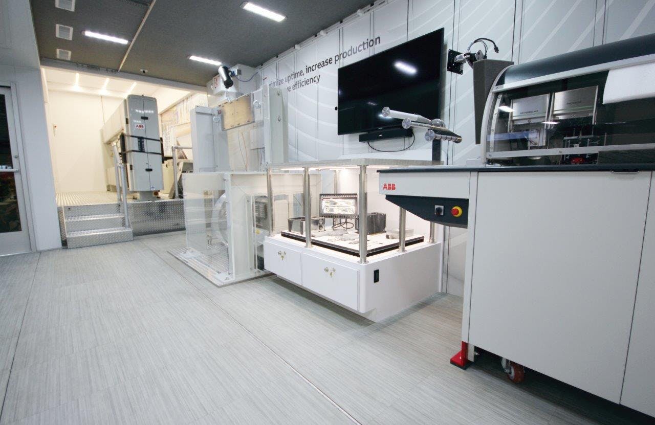 High-Tech_Custom_Corporate_Training_Trailer_(1)