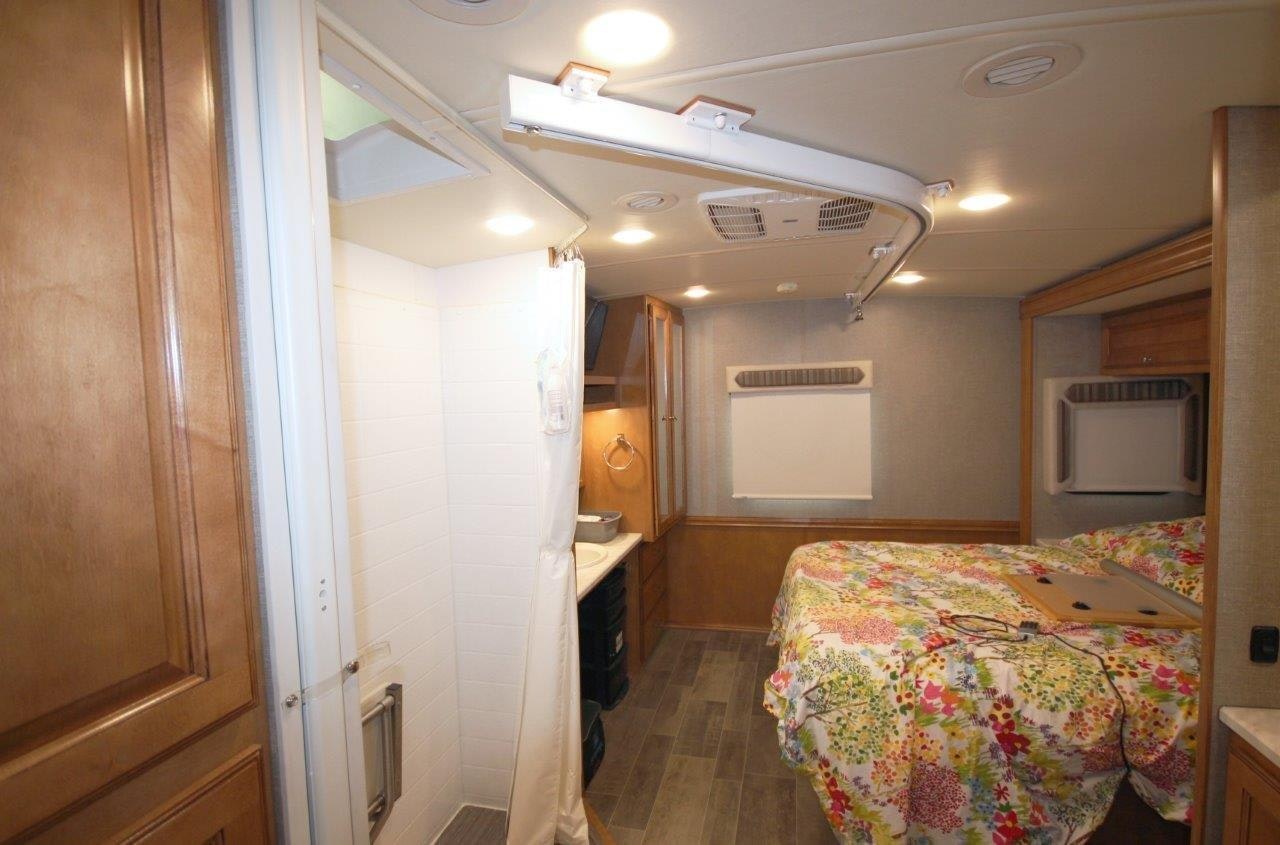 RV-Accessible-Bedroom_Ceiling-Track-System_Handicapable-RV
