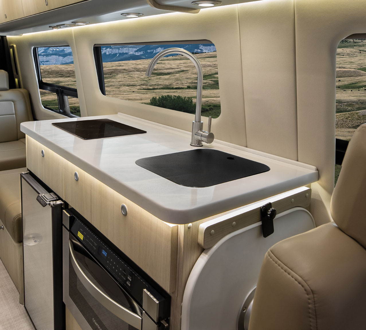 AIRMKT 2023 Interstate 24GL Classic Canyon Galley Lid On PRINT
